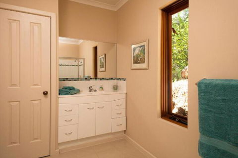 Innisfree Mountain Retreat - Mackay Tourism 5