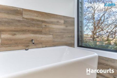 The WeareHouse In Deloraine - Mackay Tourism 6