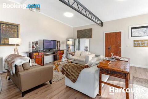 The WeareHouse In Deloraine - Mackay Tourism 3