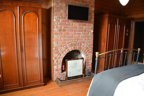 Portarlington Vicarage - Mackay Tourism 0