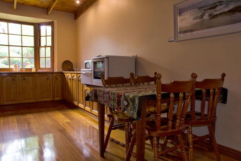 Gellibrand River Gallery Accommodation - Mackay Tourism 5