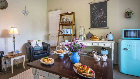 Vicarage View Cottage - Mackay Tourism 1