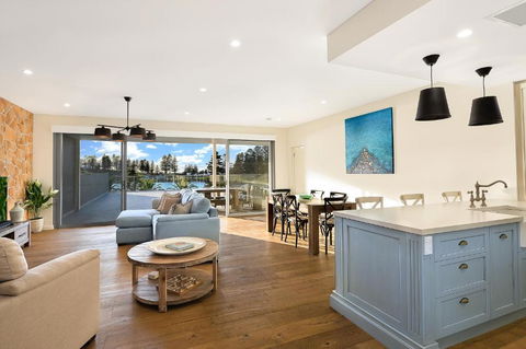 Belle Vue Penthouse At Black Beach - Mackay Tourism 5