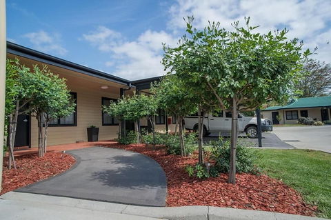 The Grapevine Motel - Mackay Tourism 1