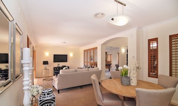 Gold Coast Waterfront Paradise - Mackay Tourism 0