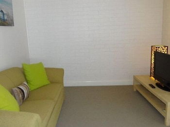 Ironbark - Deluxe Family Townhouse - Mackay Tourism 5