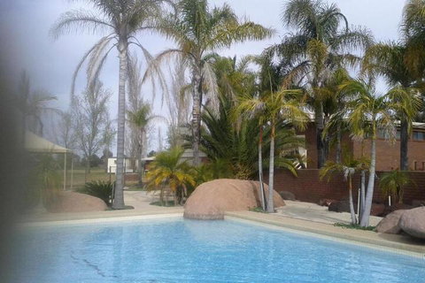 Hilltop Resort - Mackay Tourism 7