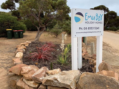 Emu Bay Holiday Homes - Mackay Tourism 0