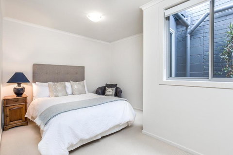 Paris On Maroondah - Mackay Tourism 6