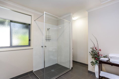 Paris On Maroondah - Mackay Tourism 3