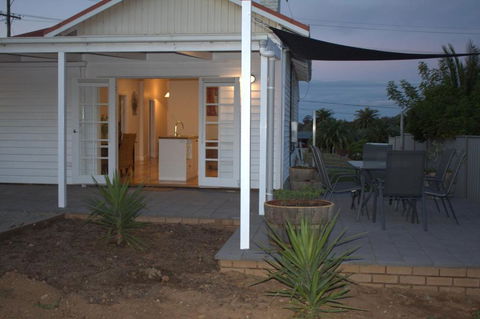 The Yellow Daisy - Mackay Tourism 3