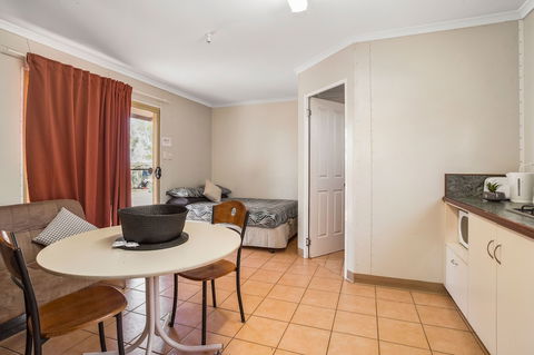 Karratha Caravan Park - Mackay Tourism 0