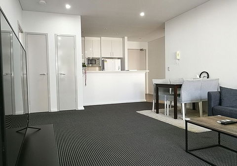 Stylish Waterfront Apt In Rhodes - Mackay Tourism 3