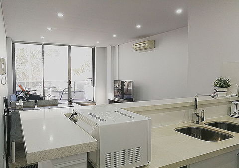 Stylish Waterfront Apt In Rhodes - Mackay Tourism 1