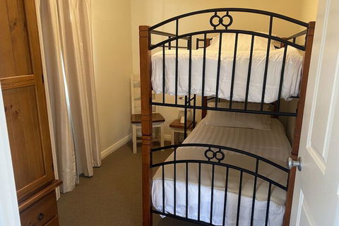Manyat Peak Cottages - Mackay Tourism 2