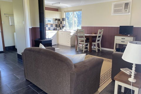 Manyat Peak Cottages - Mackay Tourism 3