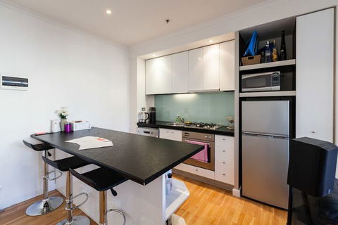 CLAUDE, 2BDR Melbourne Apartment - Mackay Tourism 3