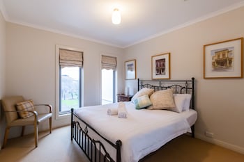 JASMINE, 2BDR Port Melbourne House - Mackay Tourism 0