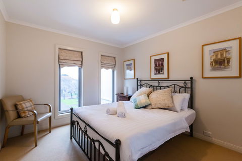 JASMINE, 2BDR Port Melbourne House - Mackay Tourism 1