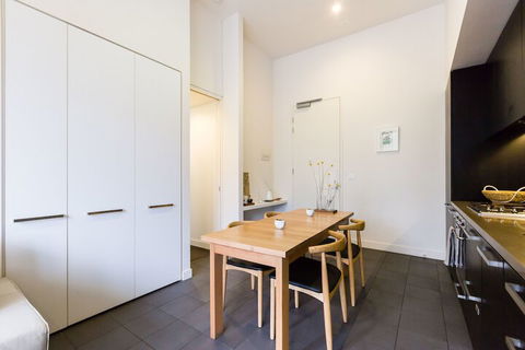 GEORGE, 1BDR North Melbourne Apartment - Mackay Tourism 2