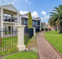 Port Adelaide Harbourside Home - Mackay Tourism