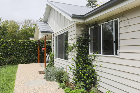 Armidale Cottage - Mackay Tourism 1