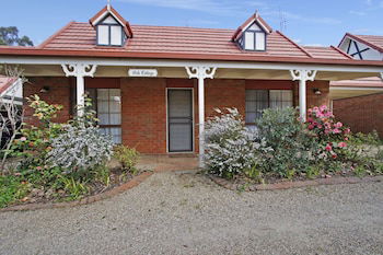 Oak Cottage - Tudor Village Unit 5 - Mackay Tourism 0
