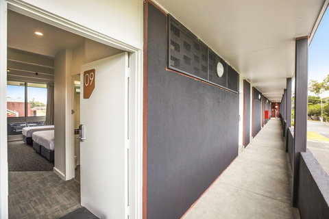 Nightcap At Seaford Hotel - Mackay Tourism 3