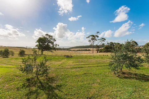 Live Big In The Gurdies Tiny House With A View - Mackay Tourism 6