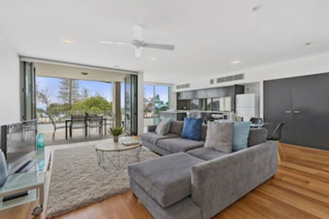 KINGSCLIFF NOR NOR EAST 101 On MARINE PARADE - Mackay Tourism 0