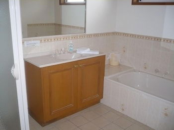 Parklake Holiday Units - Mackay Tourism 4