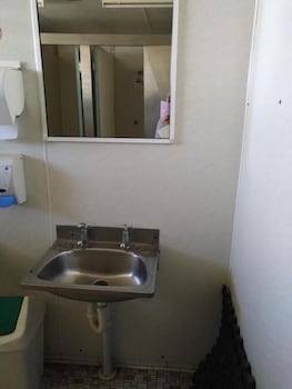 Irish Club Accommodation - Mackay Tourism 1