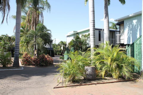 Irish Club Accommodation - Mackay Tourism 0