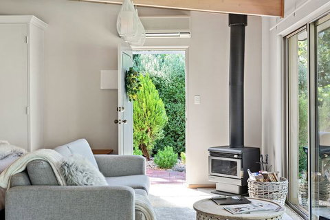 Adelaide Hills Retreats - Mackay Tourism 5