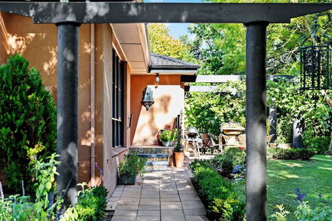 Adelaide Hills Retreats - Mackay Tourism 3