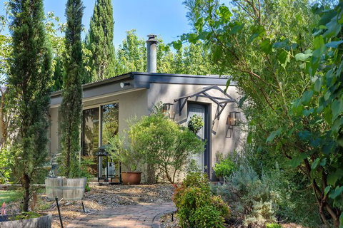 Adelaide Hills Retreats - Mackay Tourism 1