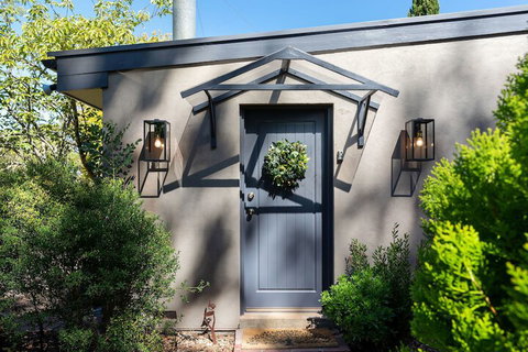 Adelaide Hills Retreats - Mackay Tourism 2