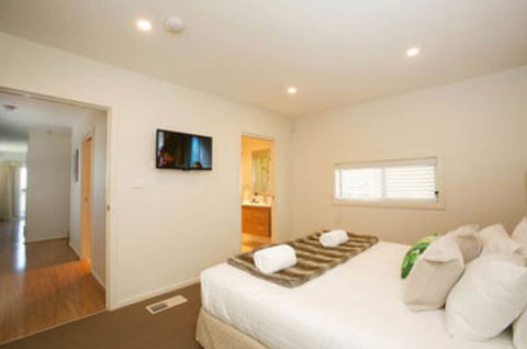 Caves Coastal Bar & Bungalows - Mackay Tourism 3