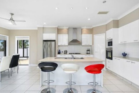 Central Gold Coast Large, Modern, Elevated Home - Mackay Tourism 0