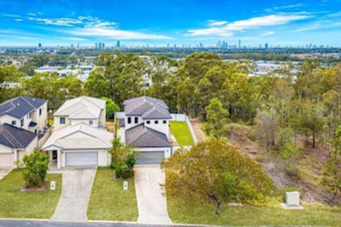 Central Gold Coast Large, Modern, Elevated Home - Mackay Tourism 1