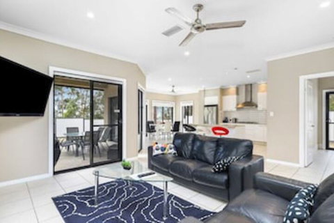 Central Gold Coast Large, Modern, Elevated Home - Mackay Tourism 2