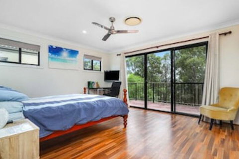 Central Gold Coast Large, Modern, Elevated Home - Mackay Tourism 5