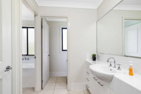 Central Gold Coast Large, Modern, Elevated Home - Mackay Tourism 4