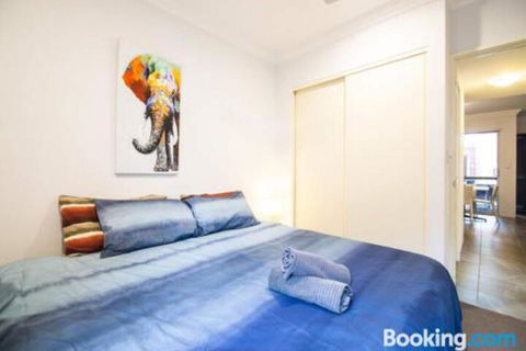 Deluxe Stays McMillan Holiday Apartments With Complimentary Parking & Netflix - Mackay Tourism 7