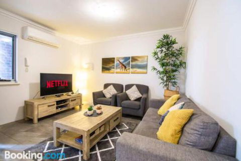 Deluxe Stays McMillan Holiday Apartments With Complimentary Parking & Netflix - Mackay Tourism 0