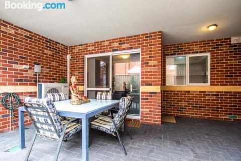 Deluxe Stays McMillan Holiday Apartments With Complimentary Parking & Netflix - Mackay Tourism 6