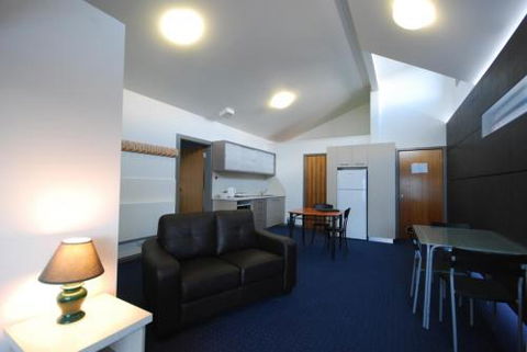 Alpine Heights 1 Bedroom Penthouse MHA - Mackay Tourism 3