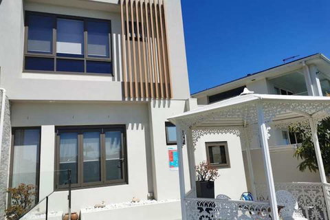 Serviced Waterfront Whole Villa - Mackay Tourism 1
