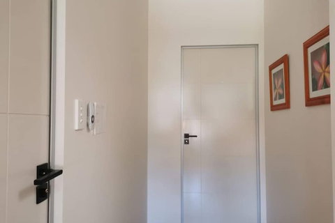 Serviced Waterfront Whole Villa - Mackay Tourism 3