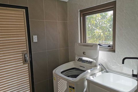 Serviced Waterfront Whole Villa - Mackay Tourism 7